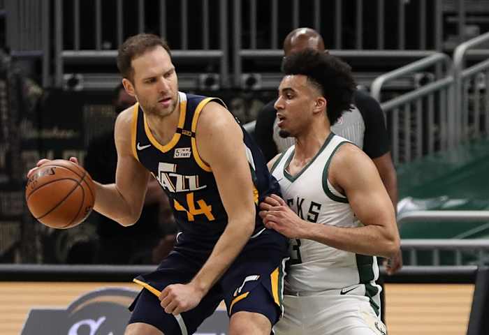 Bojan Bogdanovic (44) backs down Jordan Nwora (13) 